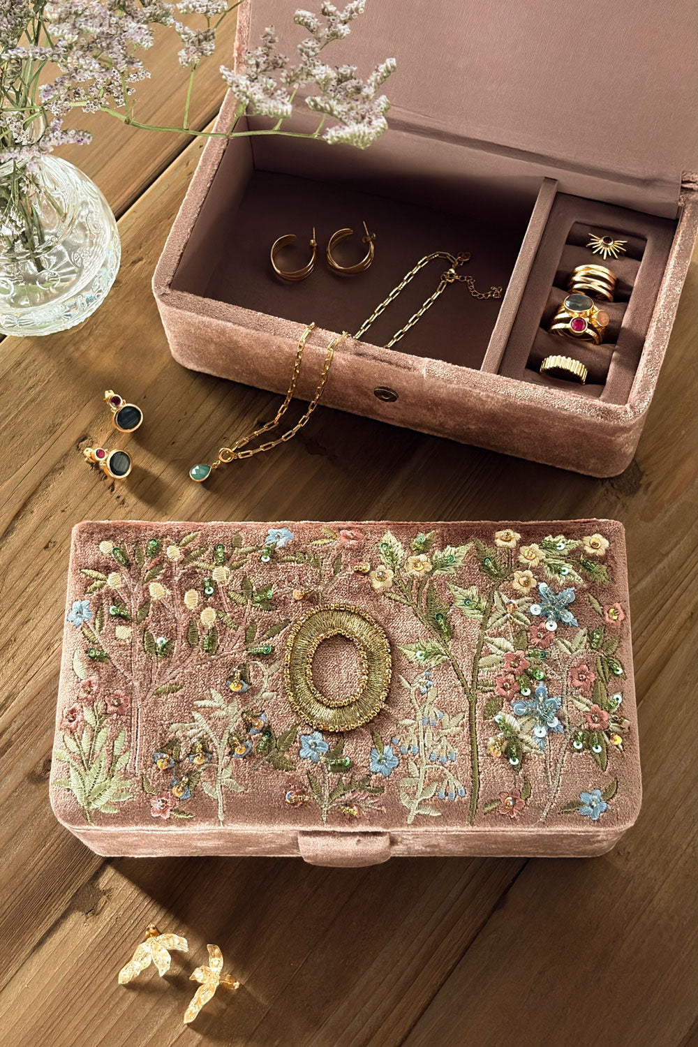 O Joyero De Terciopelo Rosa Empolvado Con Iniciales Y Flores Bordadas Cristina Oria