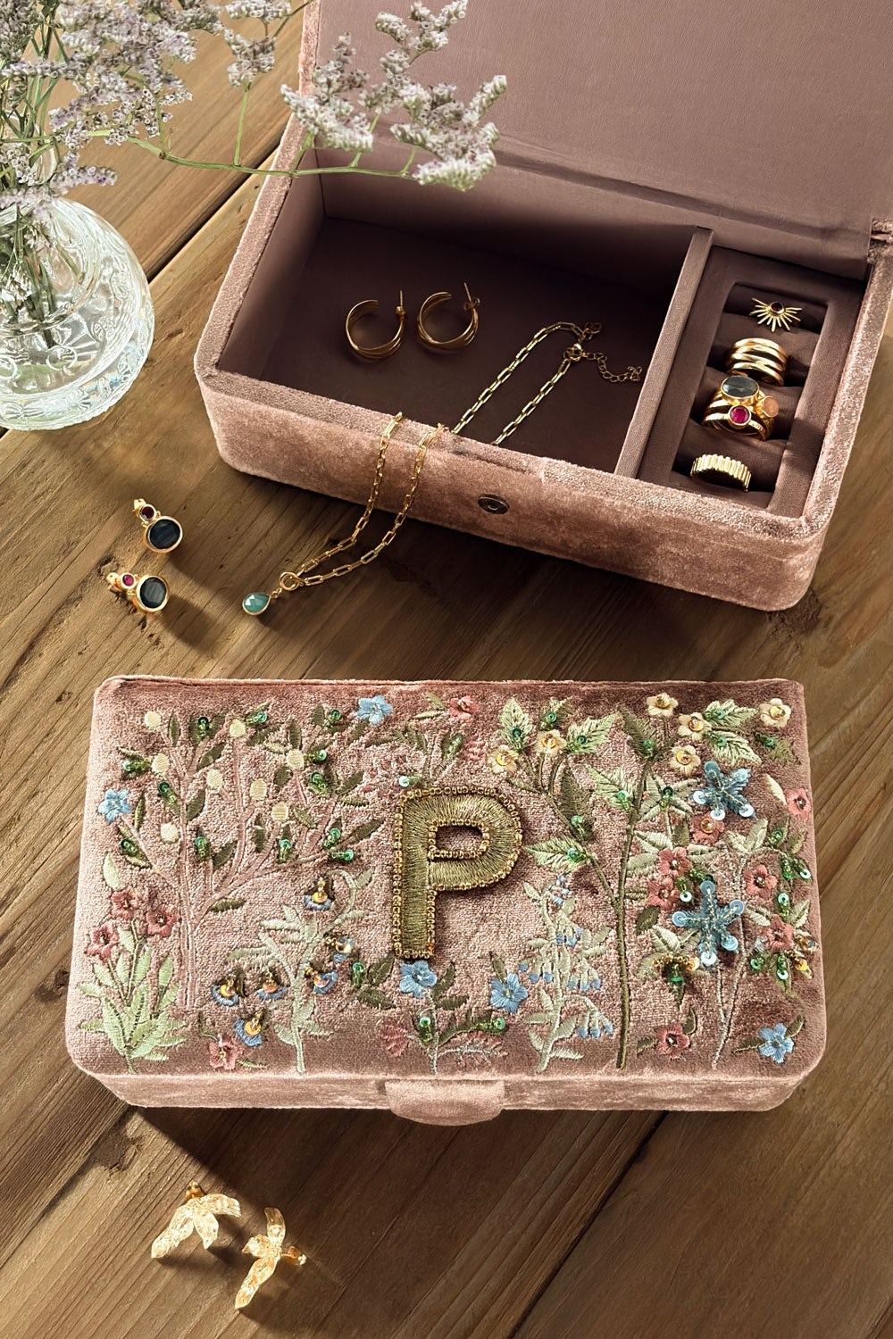 P Joyero De Terciopelo Rosa Empolvado Con Iniciales Y Flores Bordadas Cristina Oria