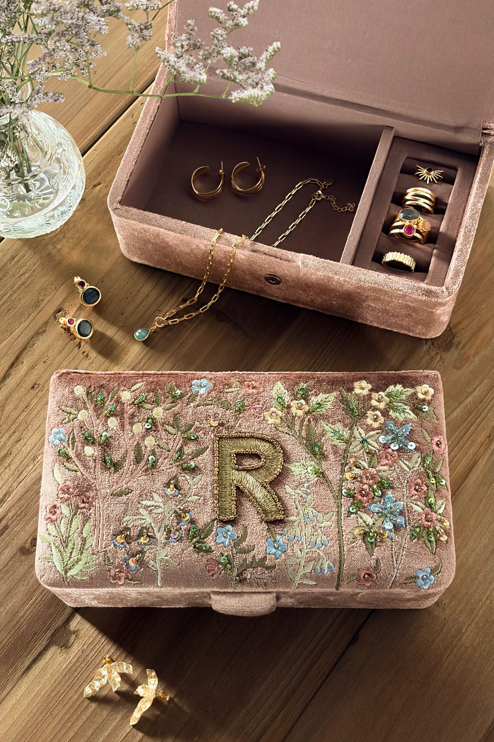 R Joyero De Terciopelo Rosa Empolvado Con Iniciales Y Flores Bordadas Cristina Oria