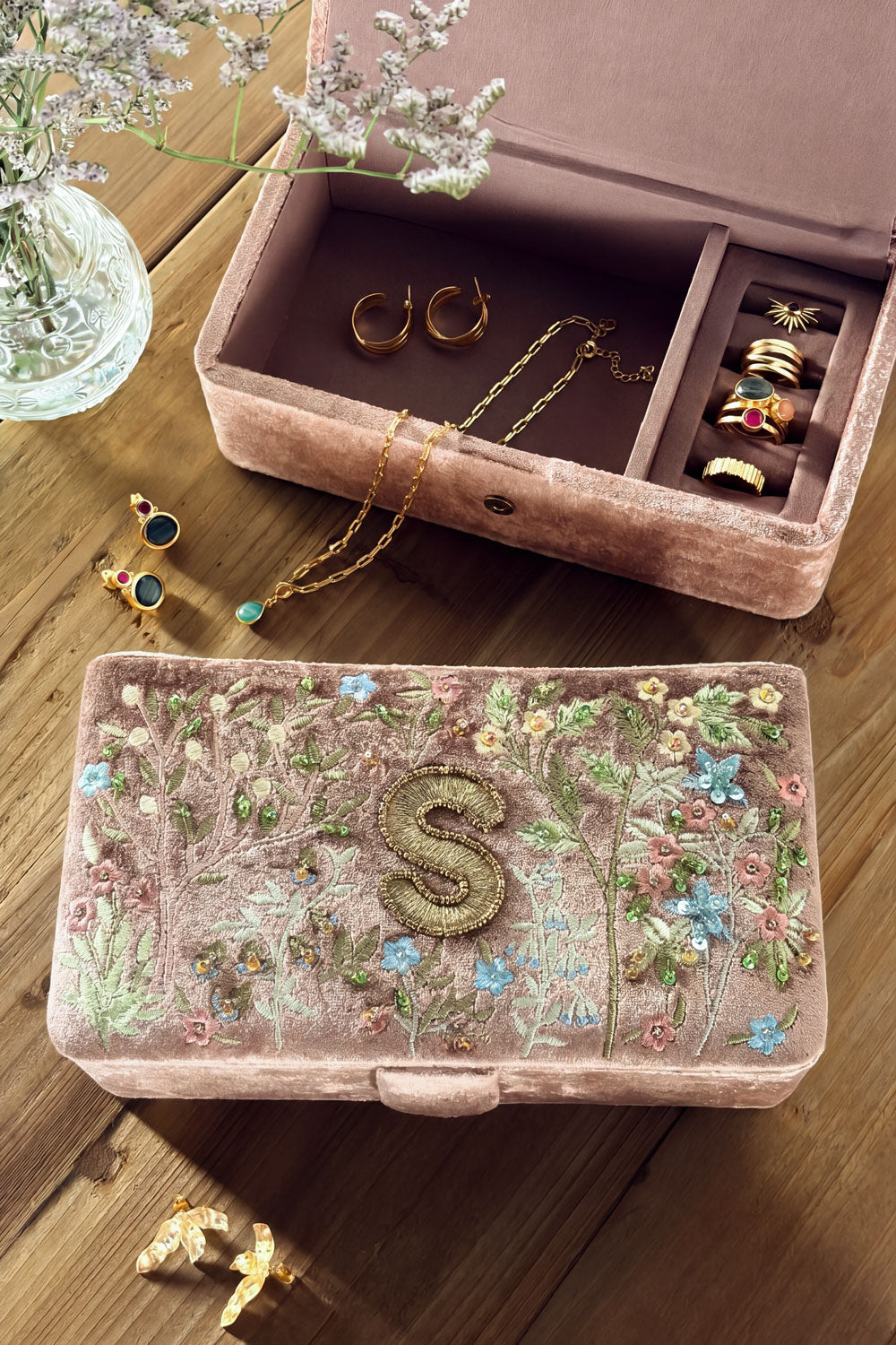 S Joyero De Terciopelo Rosa Empolvado Con Iniciales Y Flores Bordadas Cristina Oria