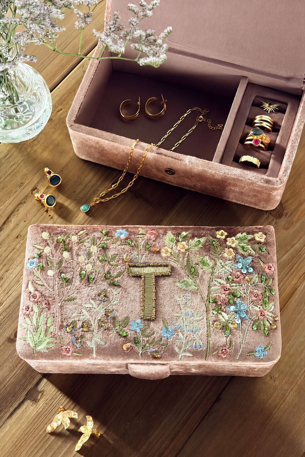 T Joyero De Terciopelo Rosa Empolvado Con Iniciales Y Flores Bordadas Cristina Oria