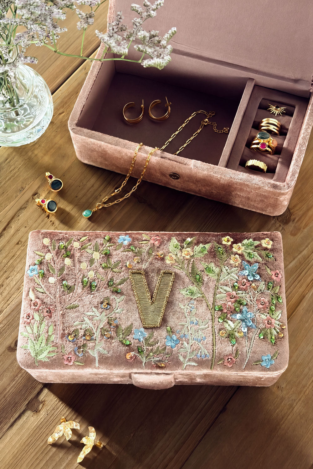 V Joyero De Terciopelo Rosa Empolvado Con Iniciales Y Flores Bordadas Cristina Oria