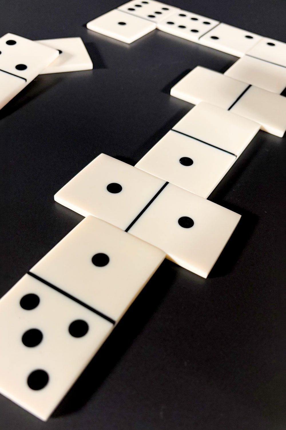 Detalles Juego de Dominó De Resina Blanca Cristina Oria