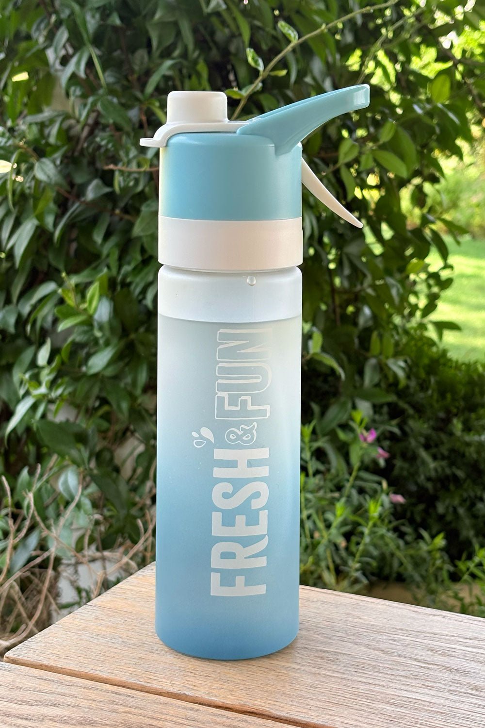 Detalle Botella Con Pulverizador Azul Cristina Oria 