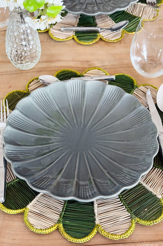 Plato Llano De Cerámica Flor Gris Cristina Oria