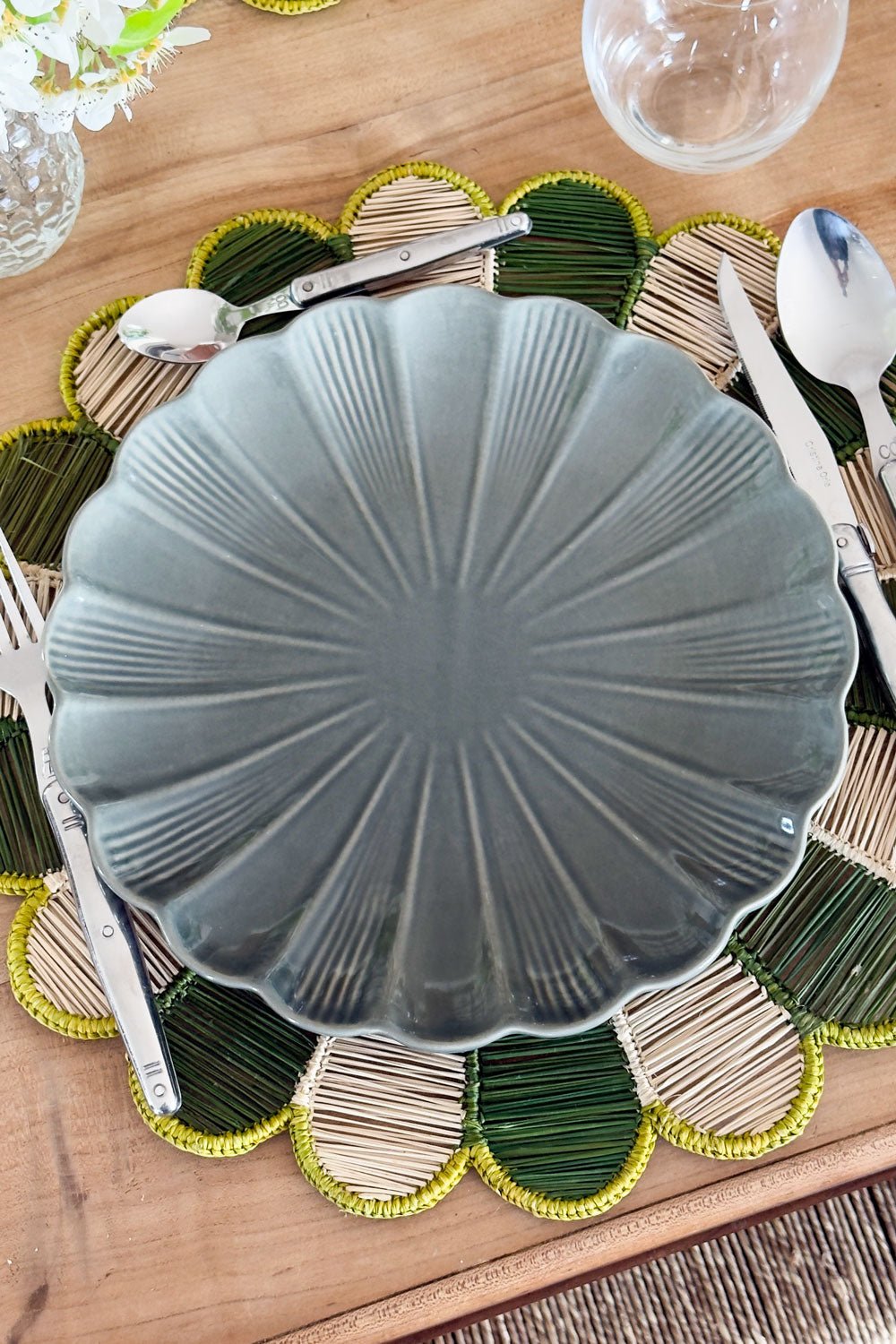 Detalles Plato Llano De Cerámica Flor Gris Cristina Oria