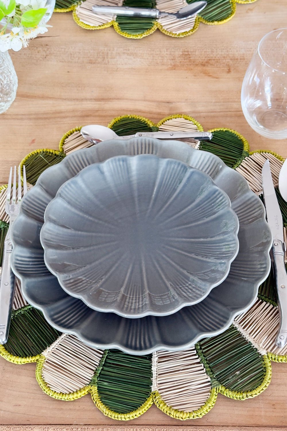 Mesa Y Plato De Postre De Cerámica Flor Gris Cristina Oria