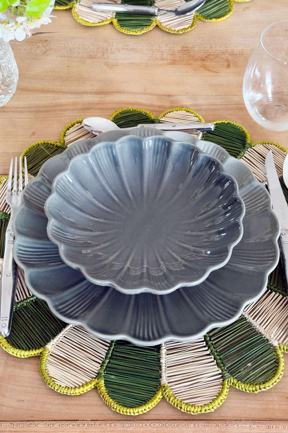 Composición Plato Hondo De Cerámica Flor Gris Cristina Oria