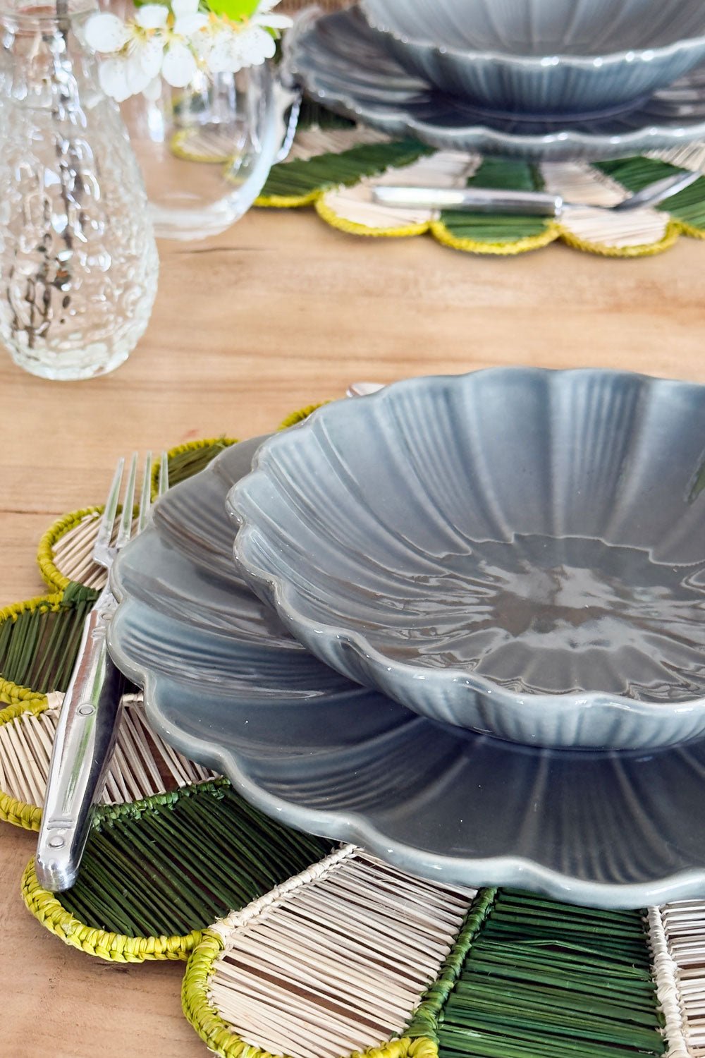 Detalles Plato Hondo De Cerámica Flor Gris Cristina Oria