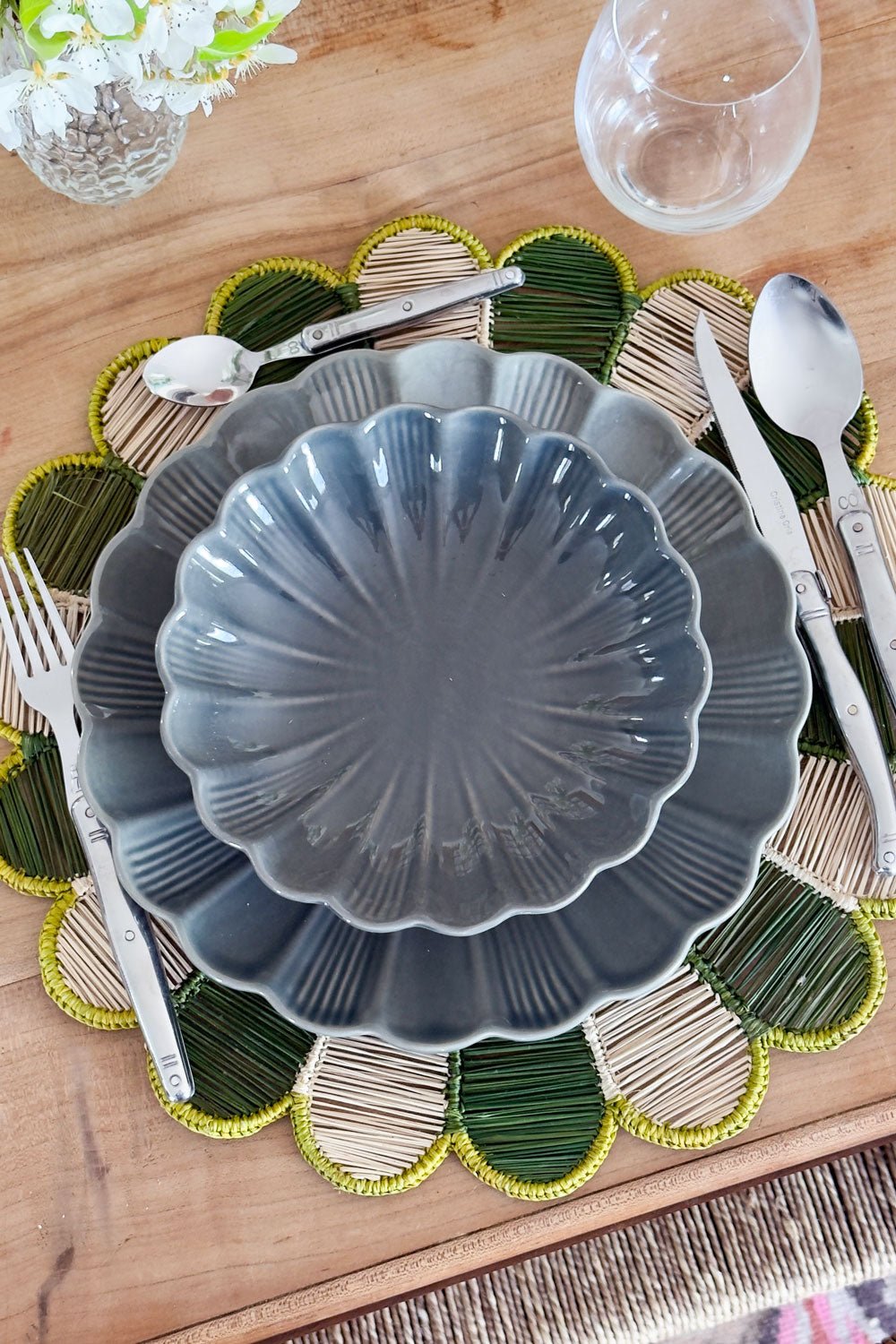Plato Hondo De Cerámica Flor Gris Cristina Oria
