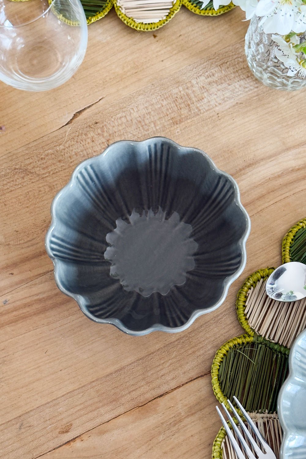 Detalles Cuenco De Cerámica Flor Gris Cristina Oria