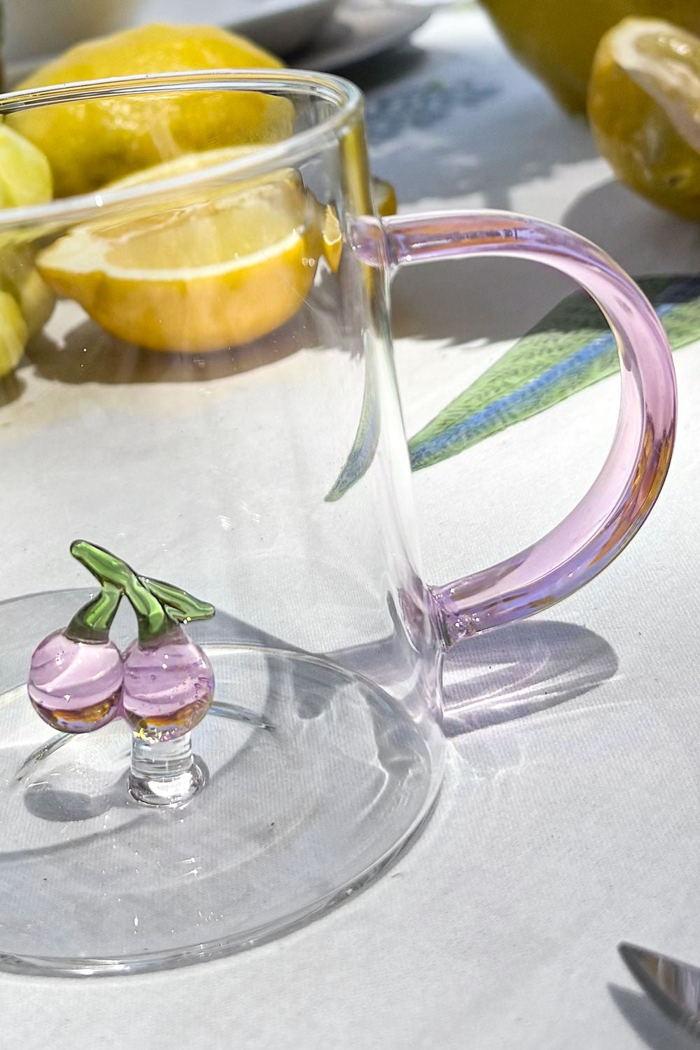 Rosa Y Taza Vidrio Con Figura De Frutas Cristina Oria
