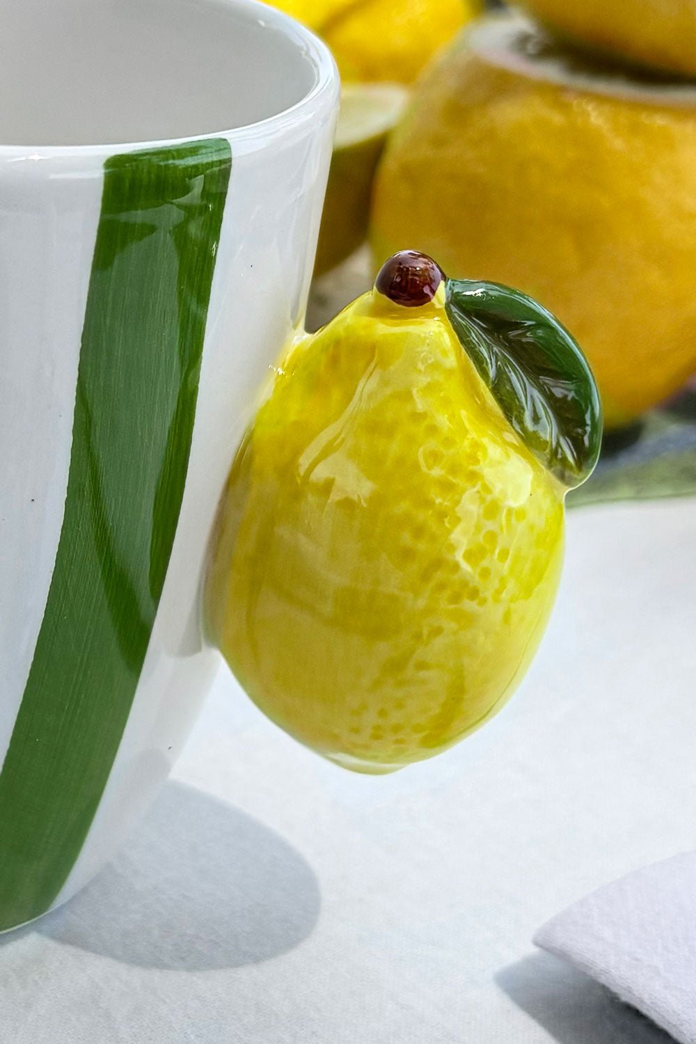 Detalles Taza Diseño Rayas De Colores & Asa De Fruta Cristina Oria