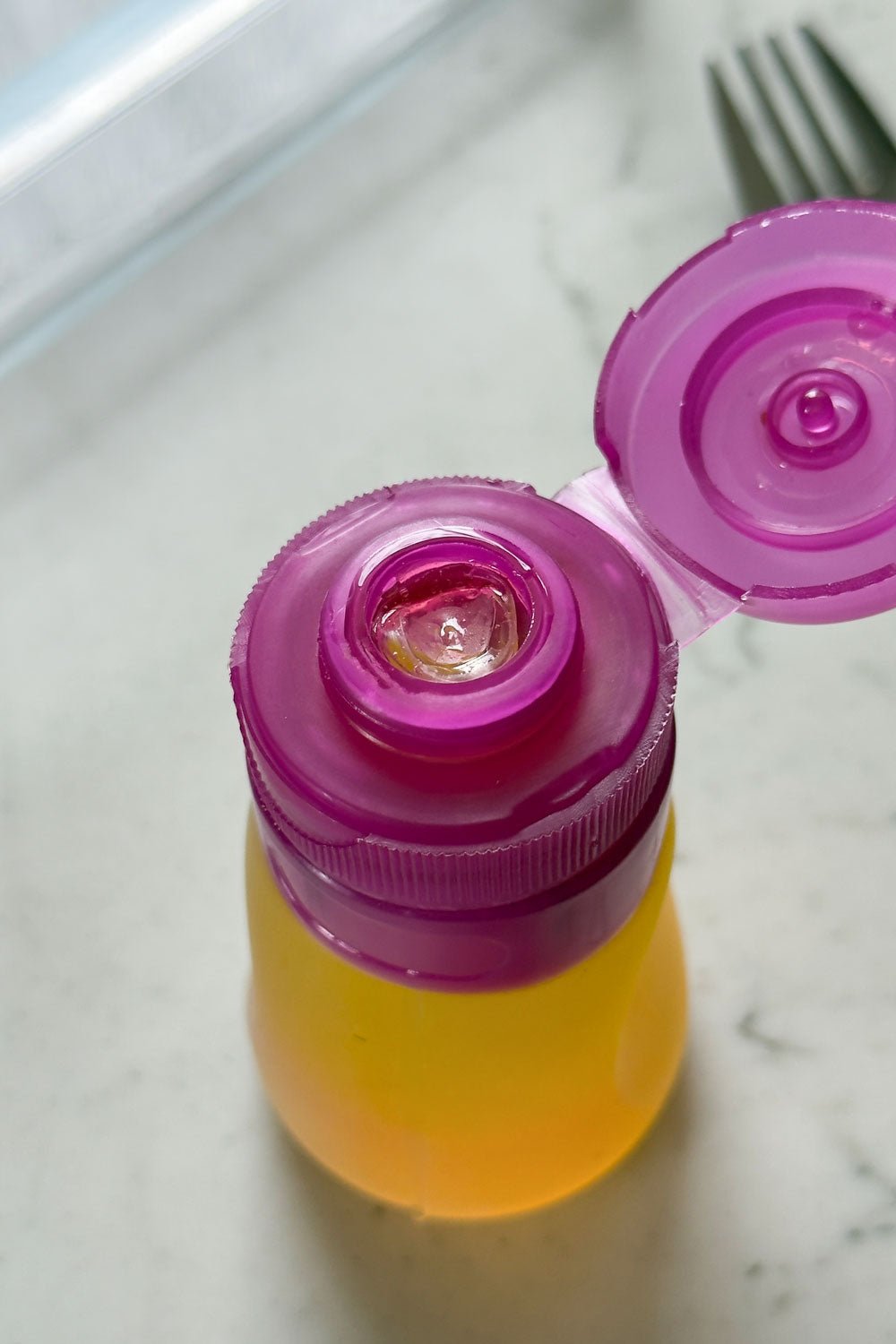 Detalle Tapón Dispensador De Salsas Y Aliños Violeta Cristina Oria 