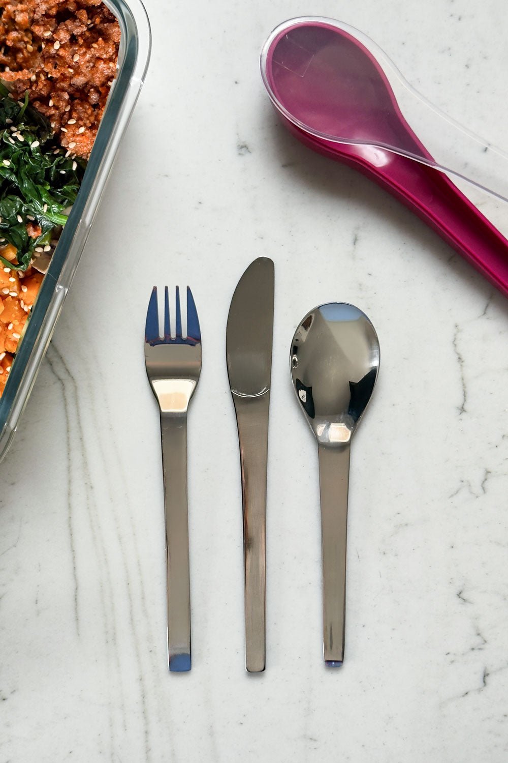 Detalle Juego De Cubiertos Para Llevar Burdeos Cristina Oria 