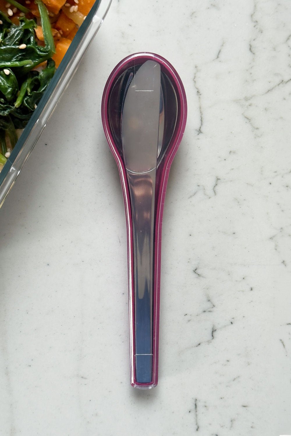 Detalle Estuche Juego De Cubiertos Para Llevar Burdeos Cristina Oria