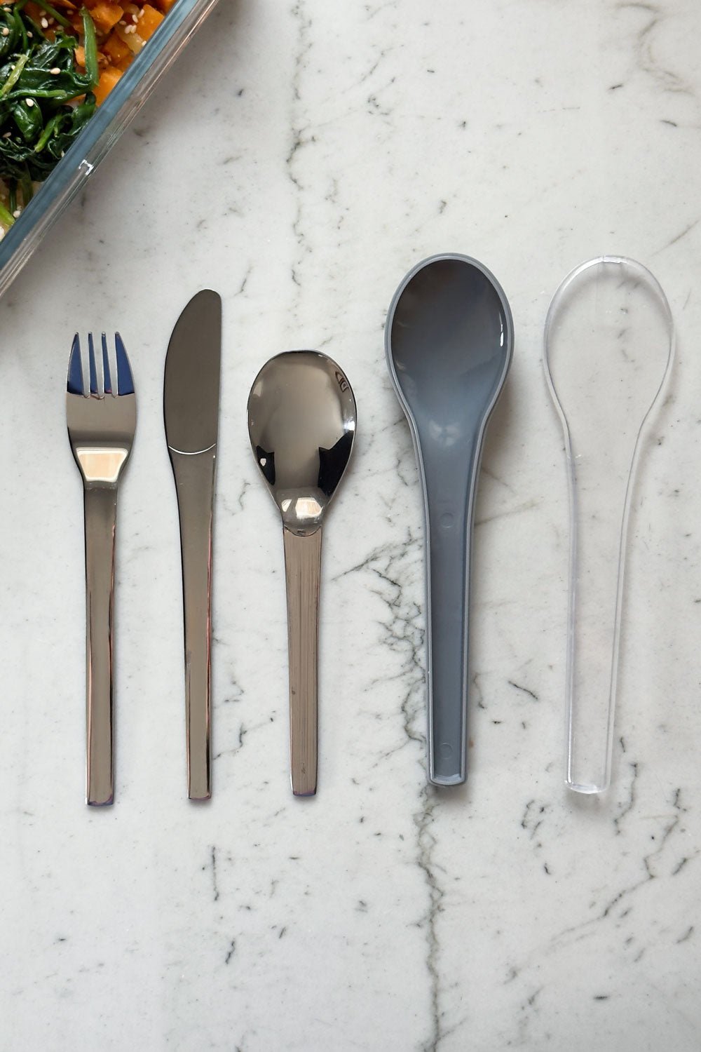 Detalle Juego De Cubiertos Para Llevar Gris Cristina Oria