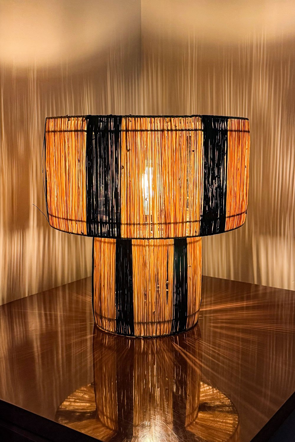 Luz Lámpara De Mesa Fibras Naturales Negra Y Beige Cristina Oria
