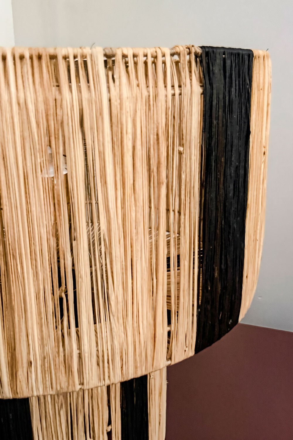 Detalles Lámpara De Mesa Fibras Naturales Negra Y Beige Cristina Oria