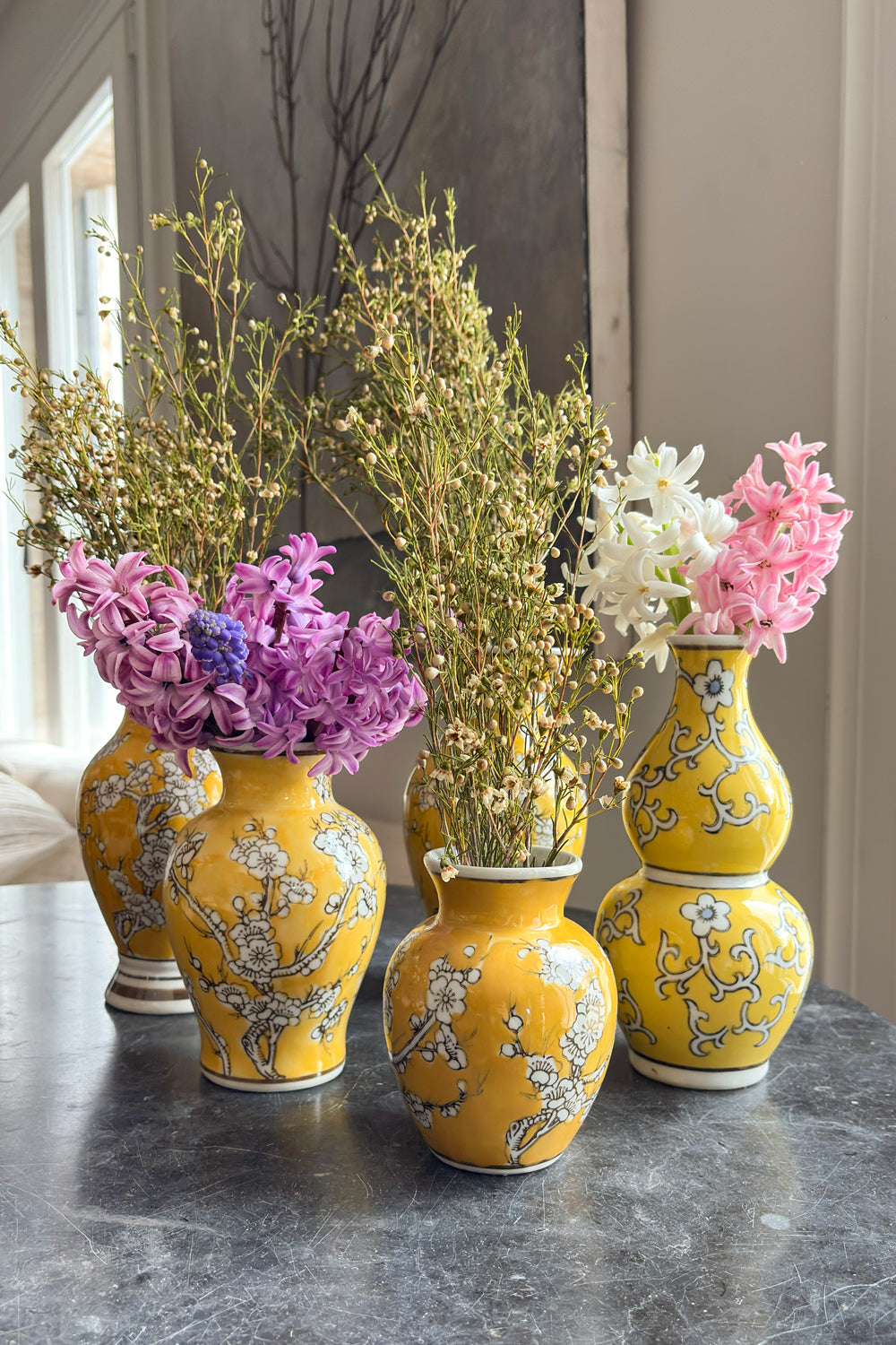 Detalle Florero De Porcelana Amarillo Diseño Botan Cristina Oria 