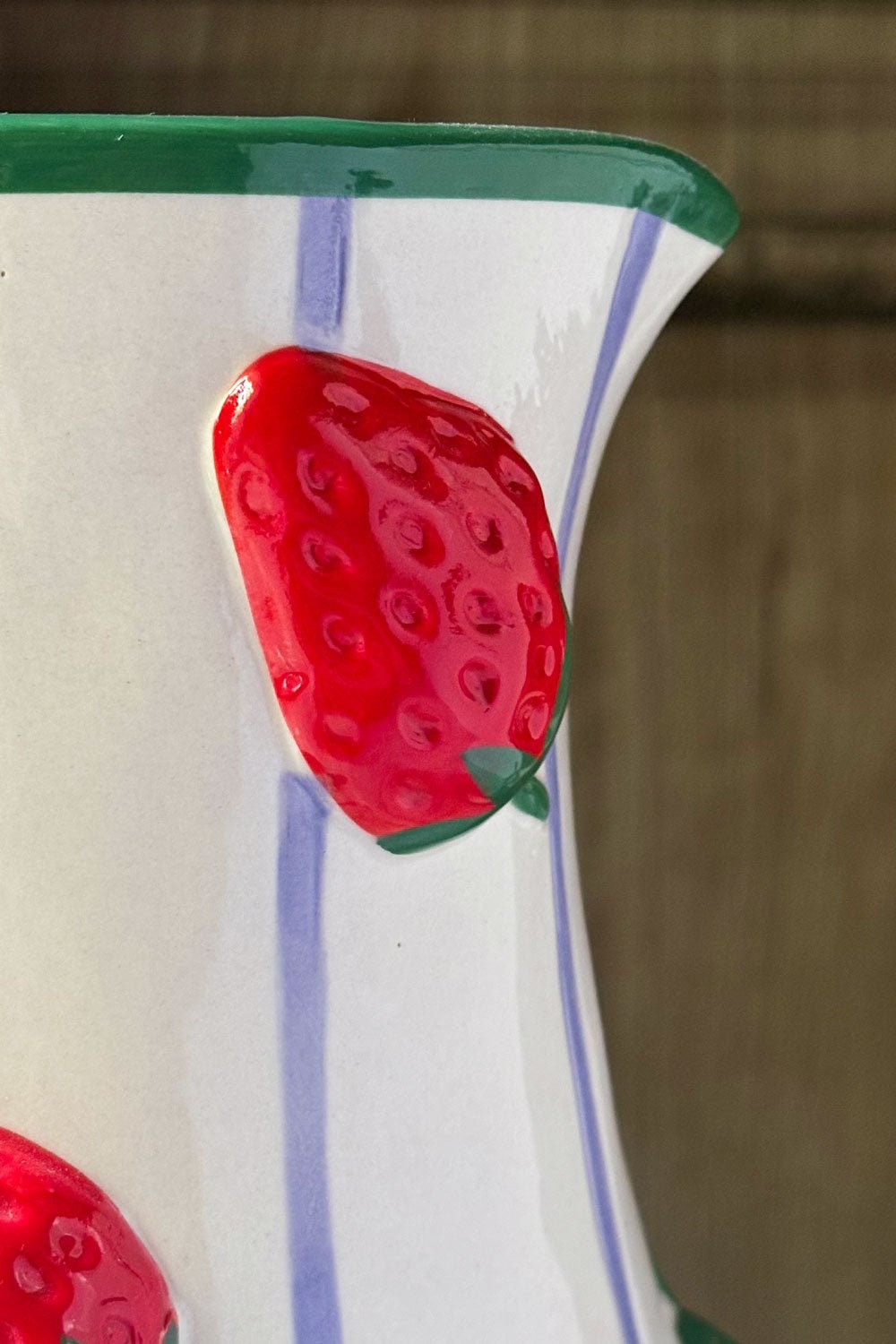 Detalle Jarra Blanca Diseño Fresas Cristina Oria 