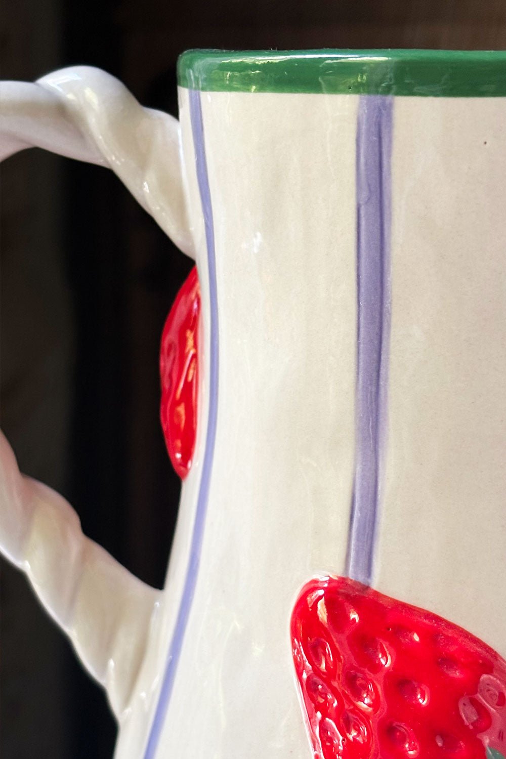 Detalle Asa Jarra Blanca Diseño Fresas Cristina Oria 