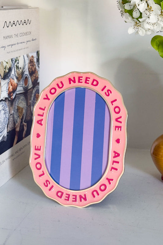 Marco De Fotos "All You Need Is Love" Cristina Oria