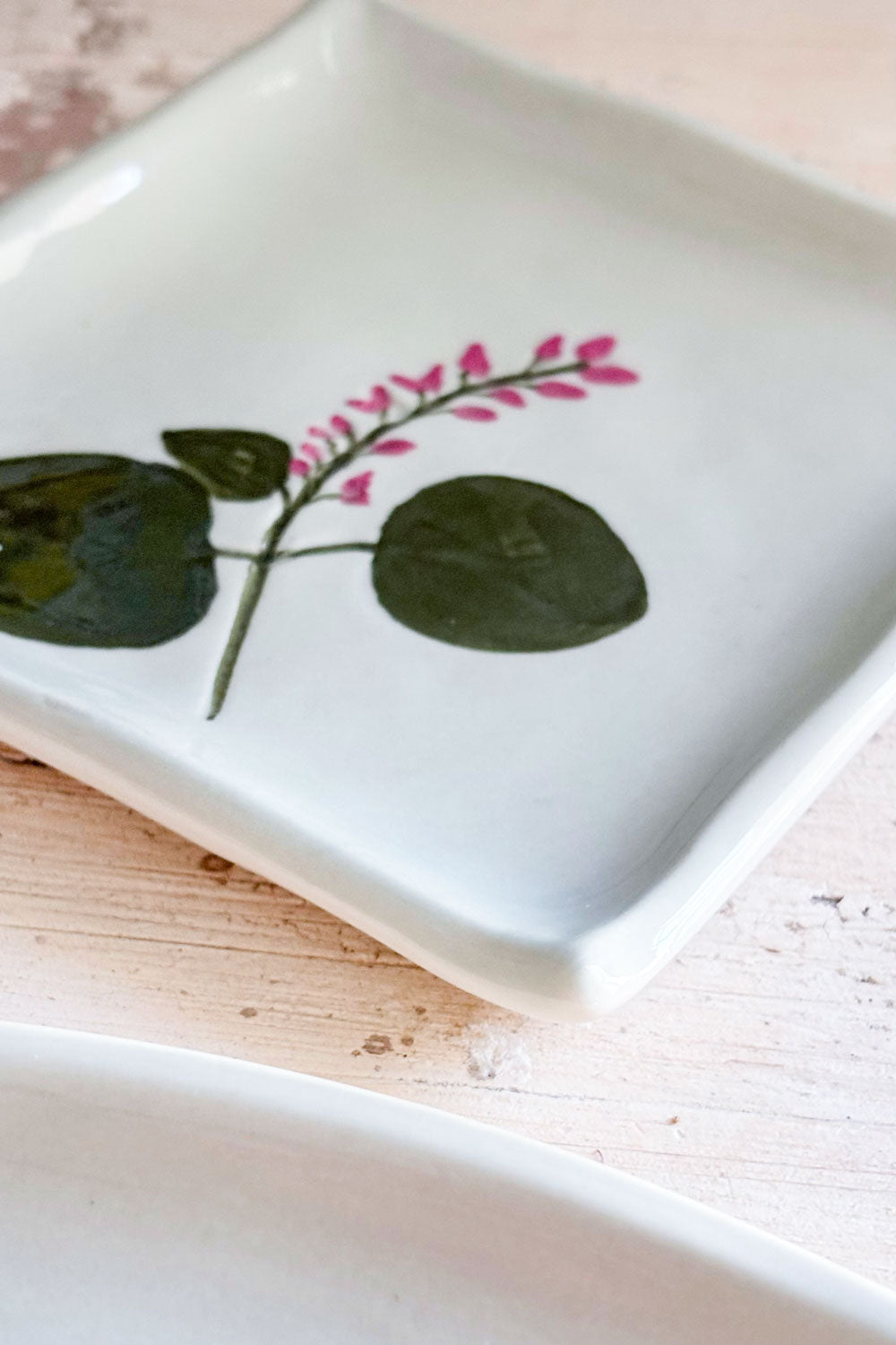 Detalle Pequeña Bandeja Cuadrada Con Diseño Flor Silvestre Rosa Cristina Oria