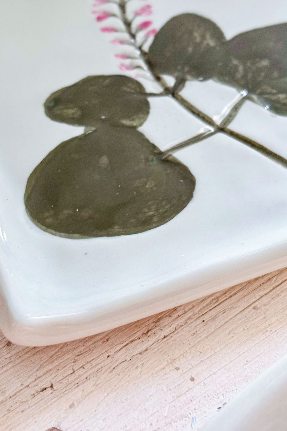 Detalle Bandeja Cuadrada Con Diseño Flor Silvestre Rosa Grande Cristina Oria