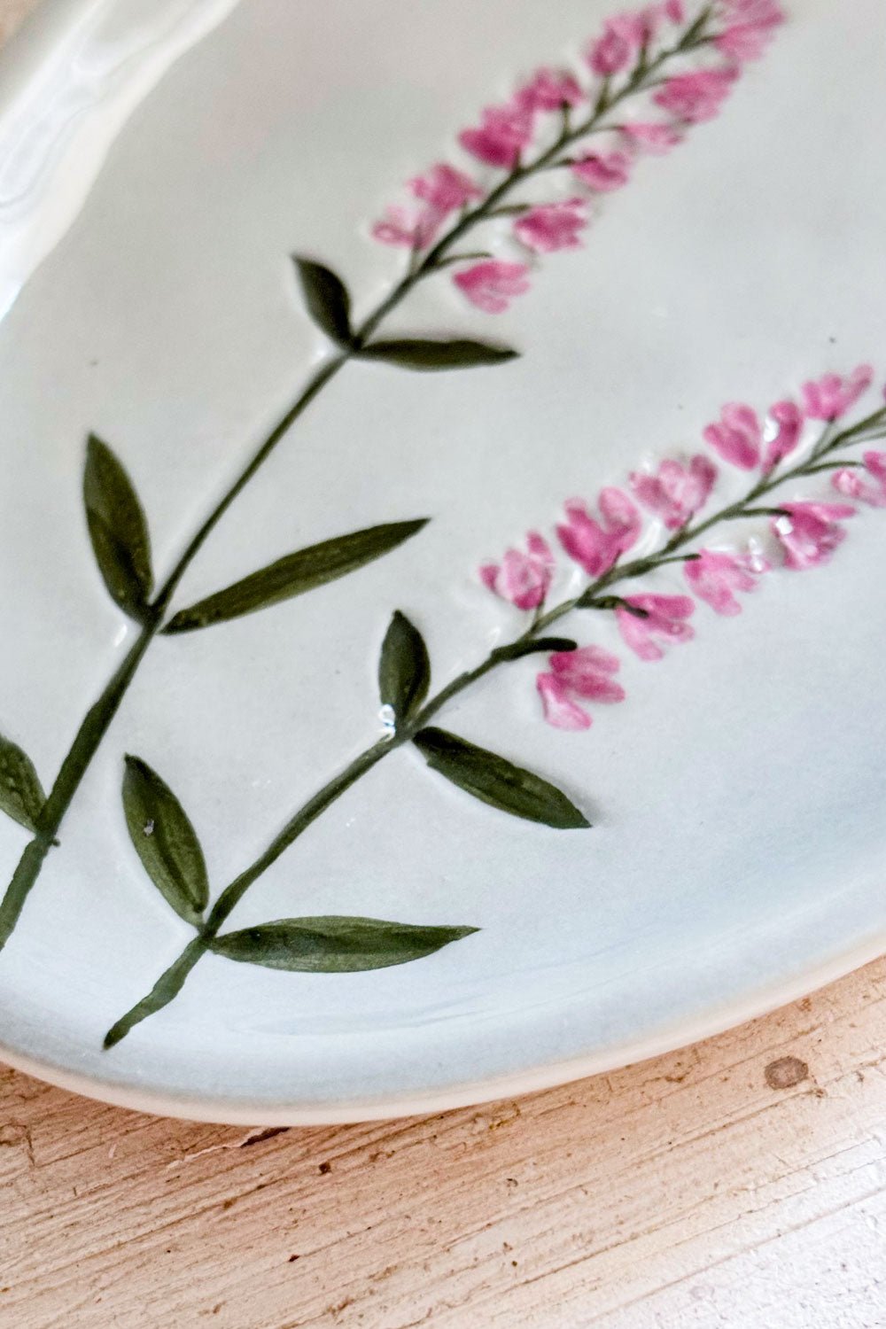 Detalle Bandeja Ovalada Con Diseño Flor Silvestre Rosa Grande Cristina Oria