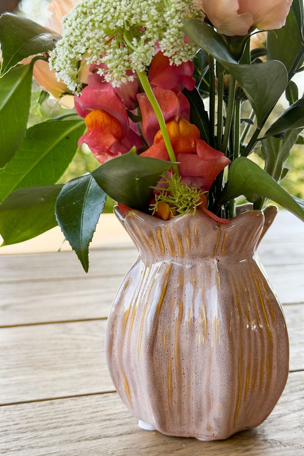 Detalles Jarrón De Gres Diseño Bulbo Flor Rosa Cristina Oria