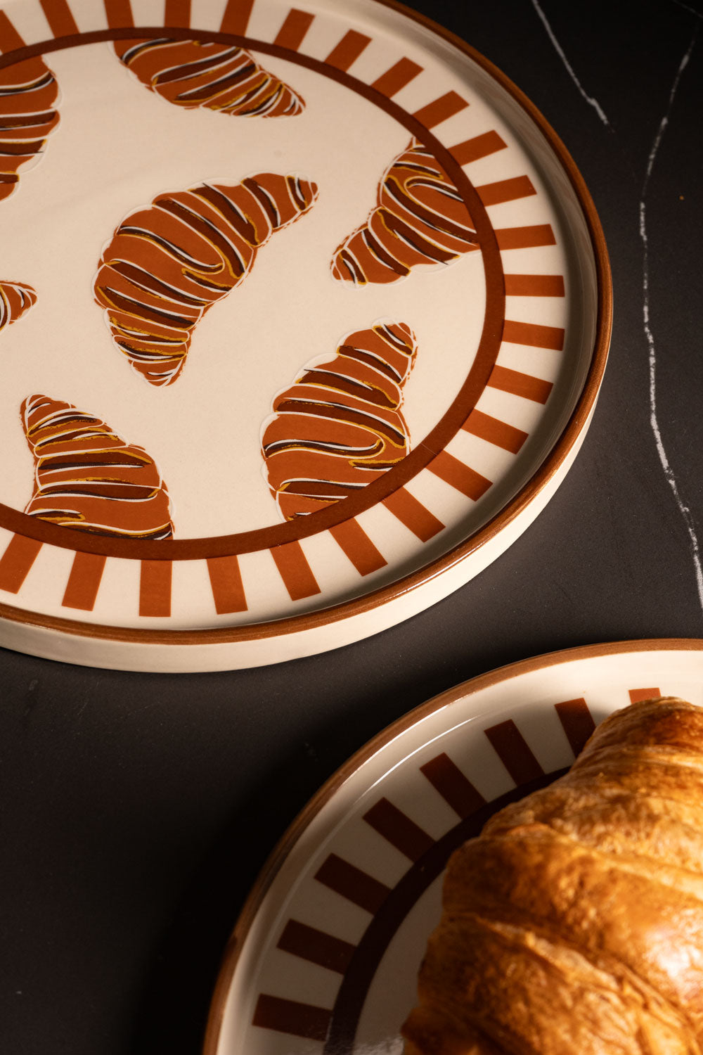Detalles Plato De Gres Con Diseño De Croissant Cristina Oria