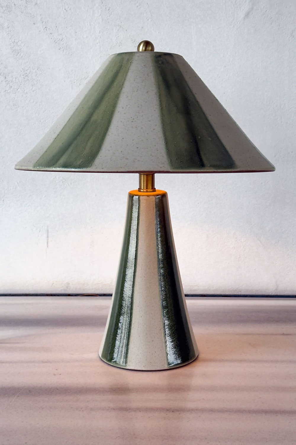 Iluminada Lámpara De Cerámica Diseño Rayas Verde Cristina Oria