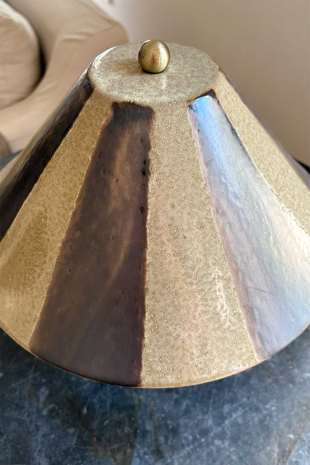 Detalles Lámpara De Cerámica Diseño Rayas Marrón Cristina Oria