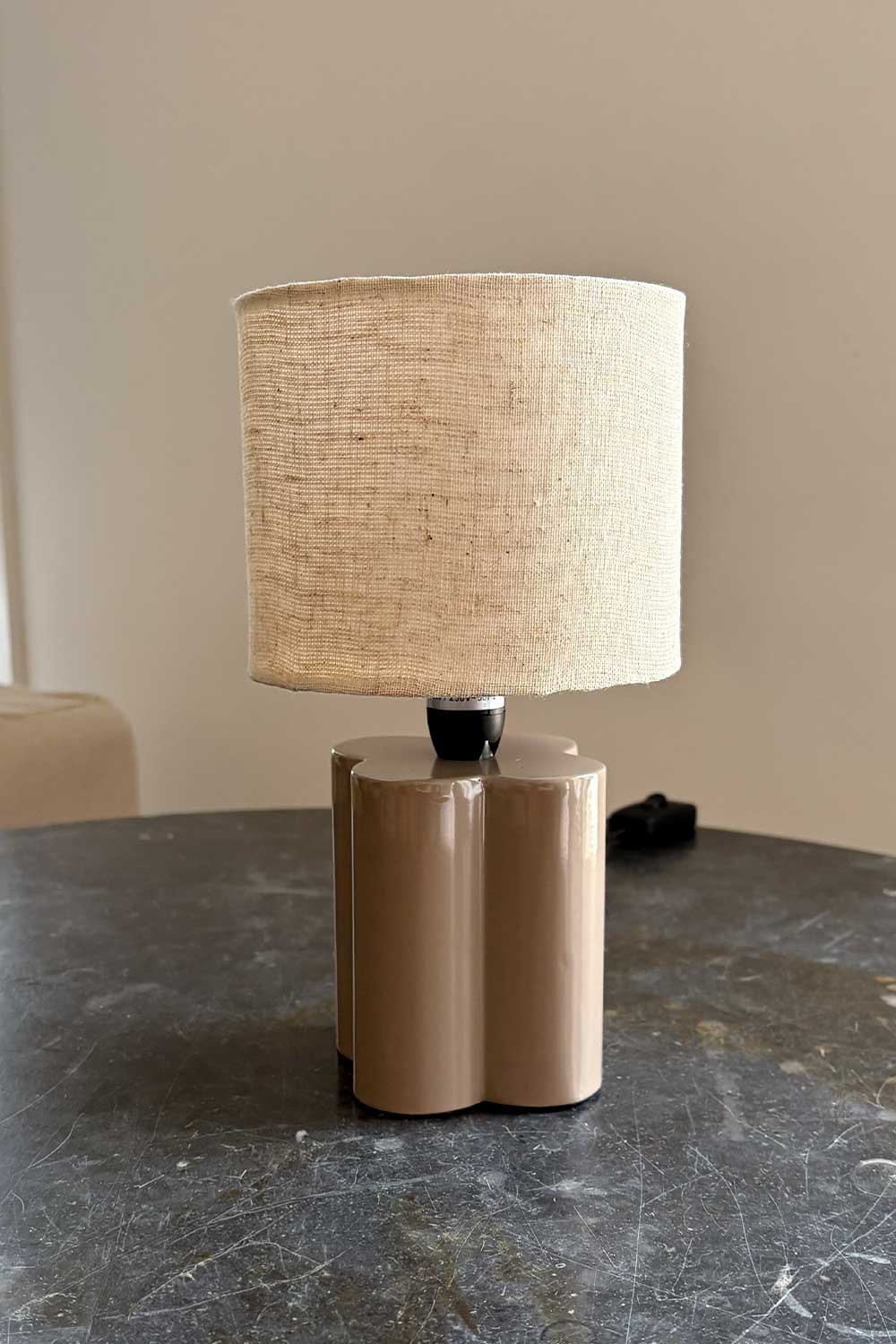 Lámpara Beige Con Base Diseño De Flor Cristina Oria