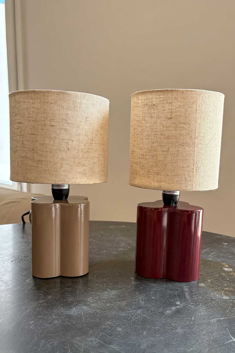 Detalles Lámpara Beige Con Base Diseño De Flor Cristina Oria