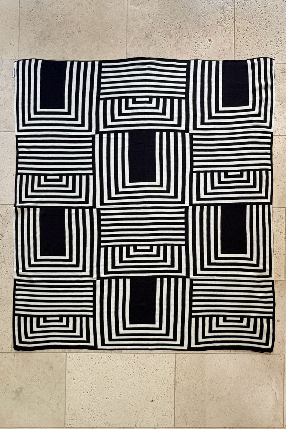 Detalle Manta De Algodón Blanca Y Negra Cristina Oria 