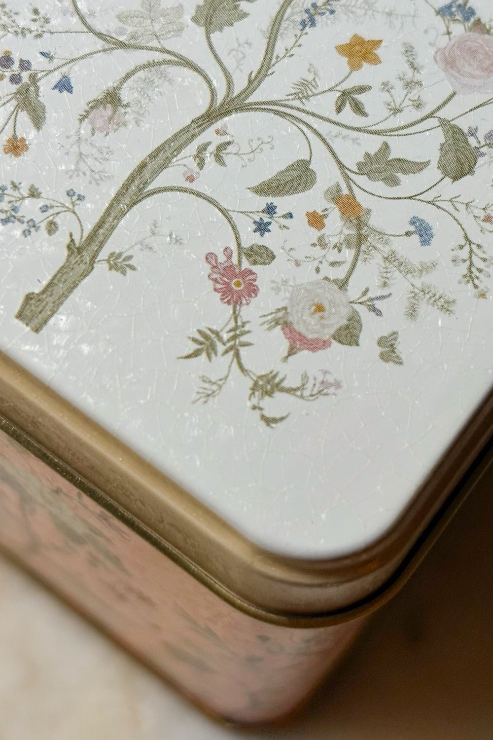 Detalle Almendras Con Chocolate Y Frambuesa En Bote Metálico Cristina Oria 