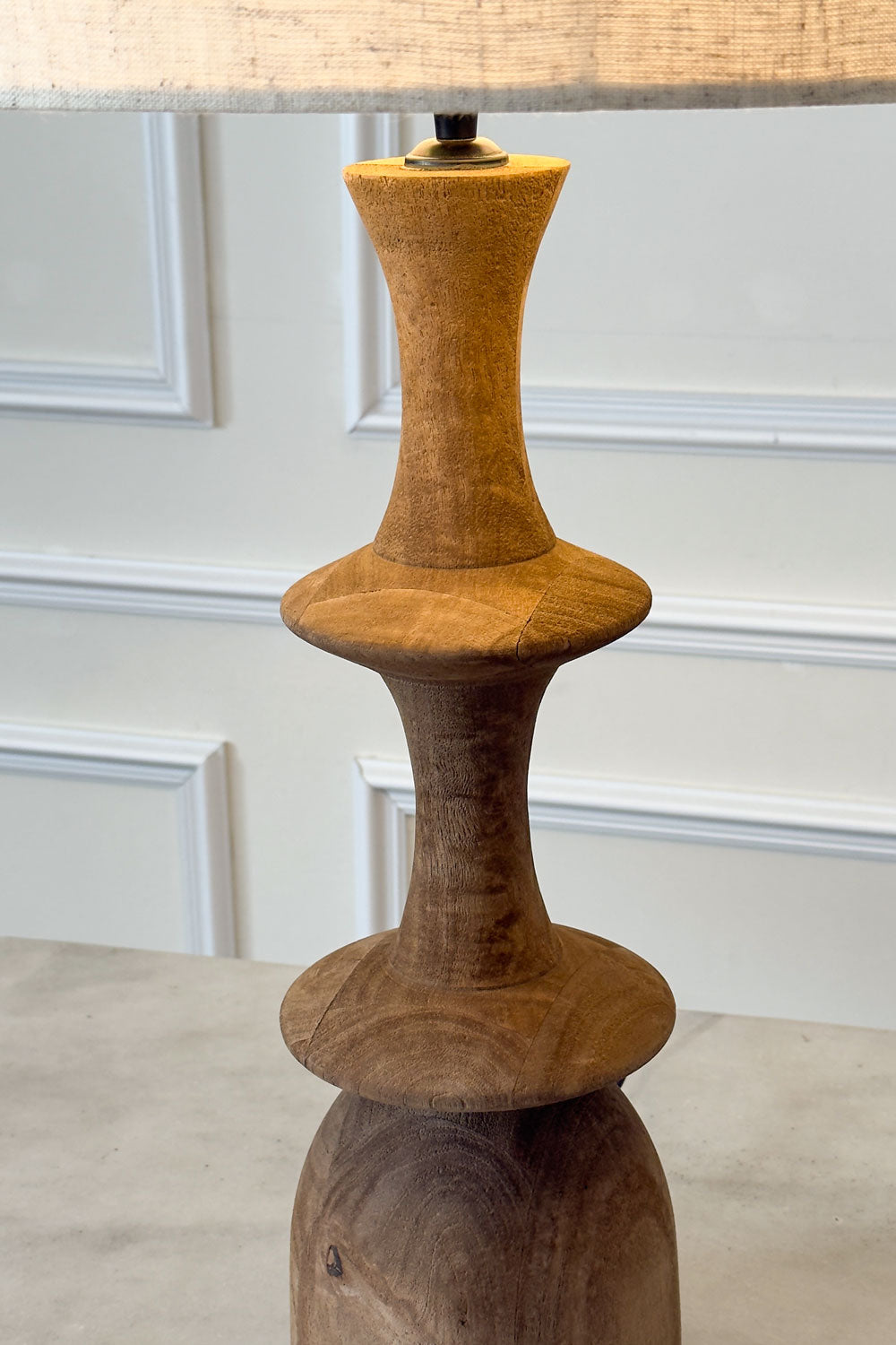 Detalle Lámpara De Mesa De Madera Con Pantalla De Lino Cristina Oria 