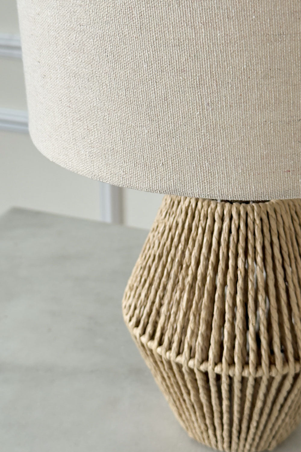 Detalle Lámpara De mesa De Cuerda De Papel Trenzado Con Pantalla De Lino Cristina Oria 