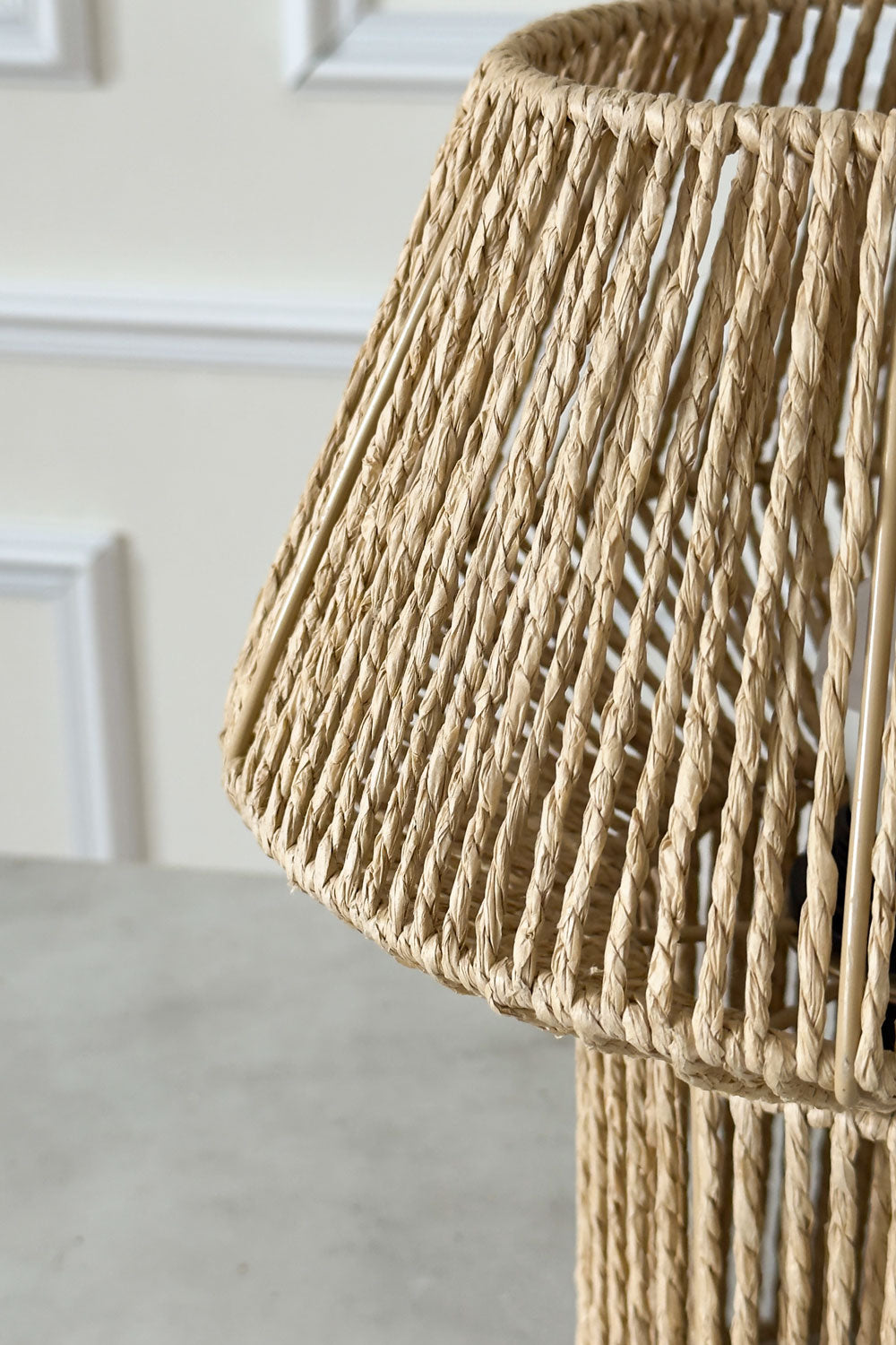 Detalle Lámpara De Mesa De Cuerdas En Papel Trenzado Cristina Oria 