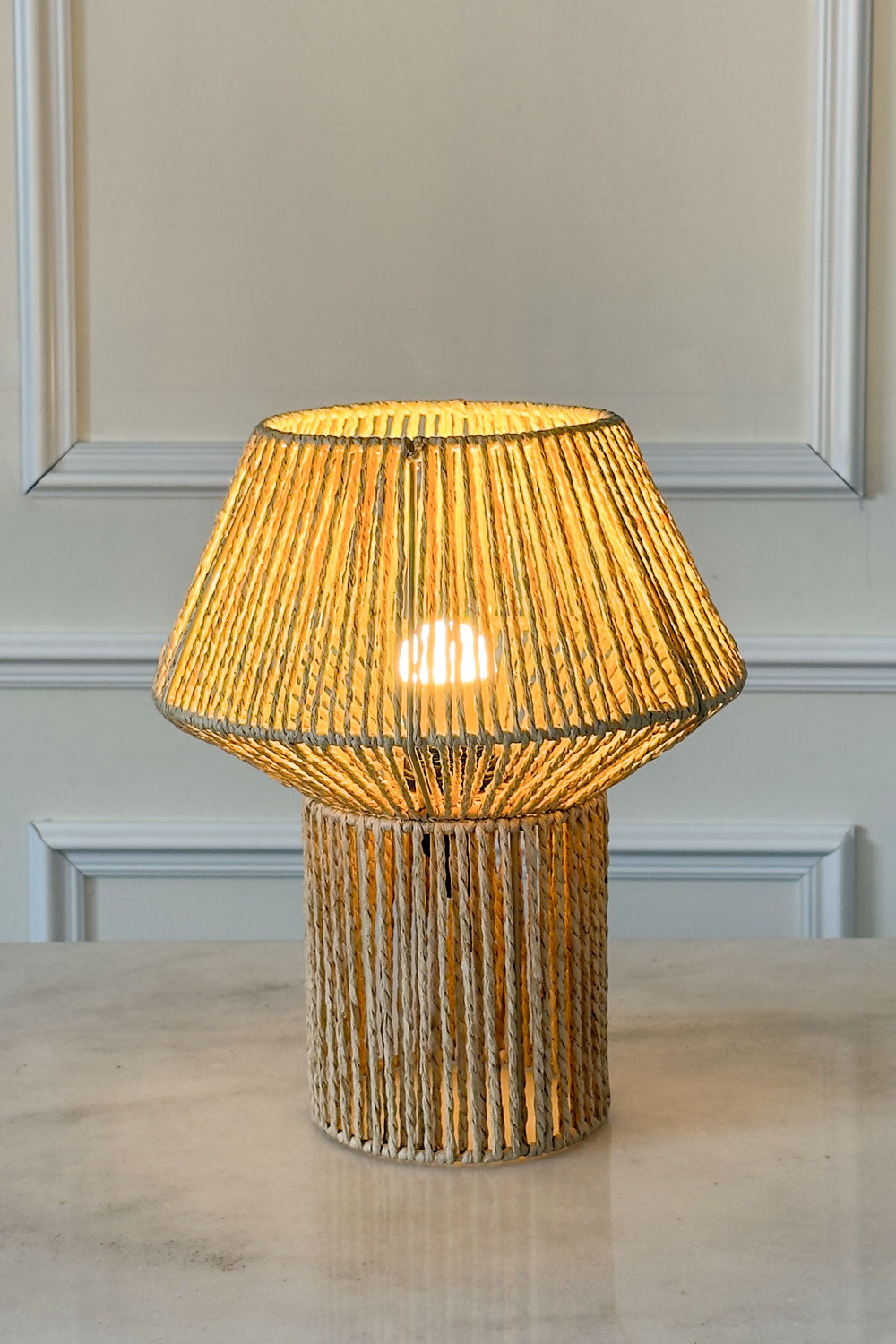 Lámpara De Mesa De Cuerdas En Papel Trenzado