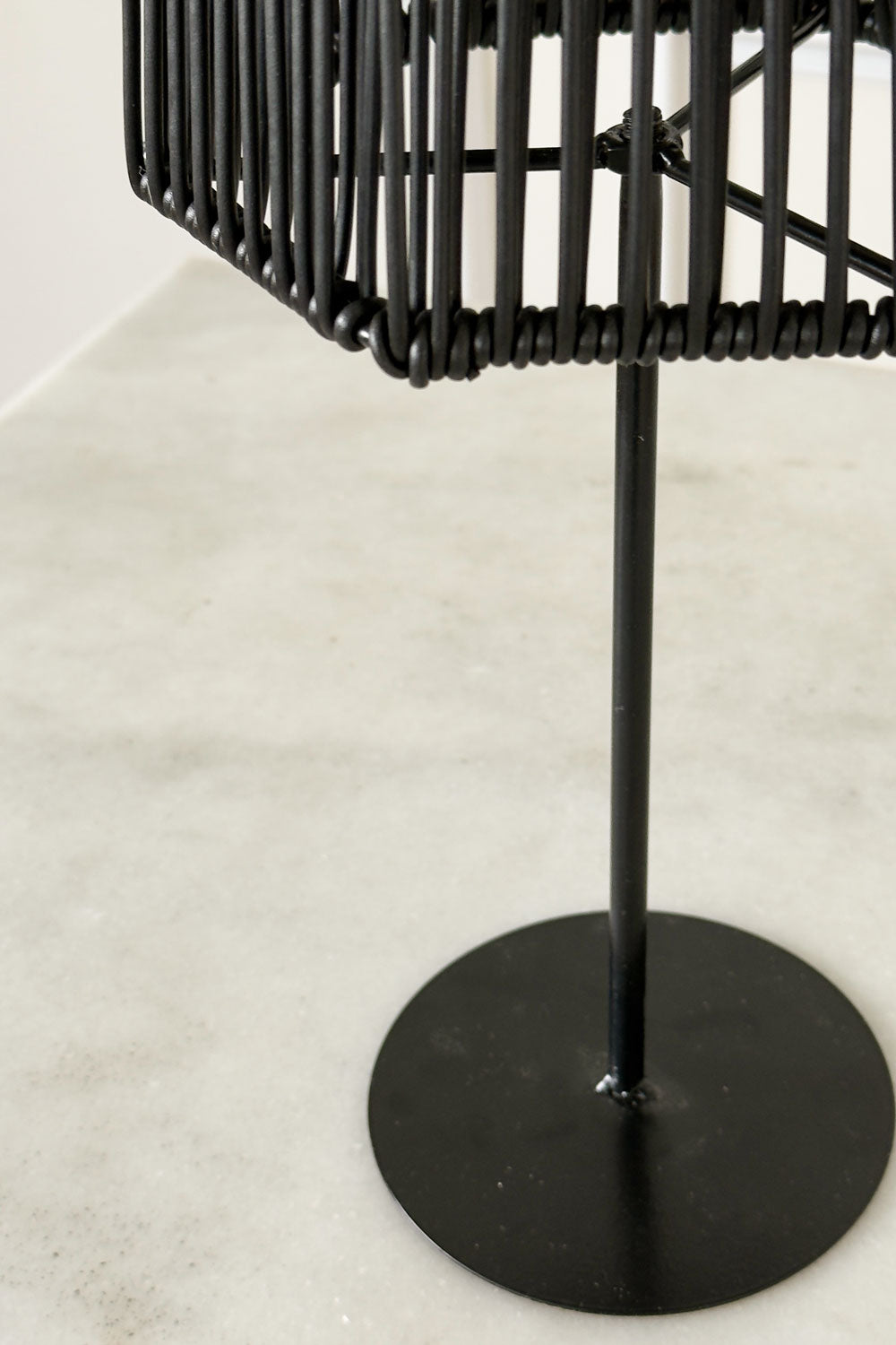 Detalle Base Lámpara Solar De Mesa En Acabado Negro Cristina Oria 