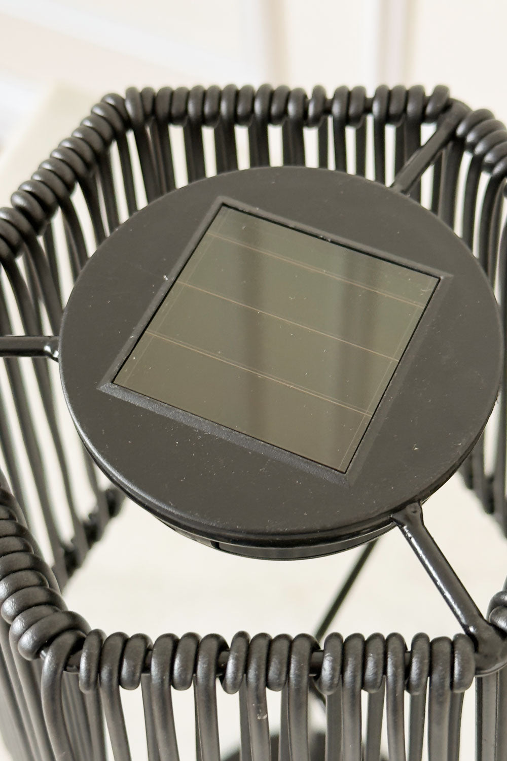 Detalle Panel Lámpara Solar De Mesa En Acabado Negro Cristina Oria 