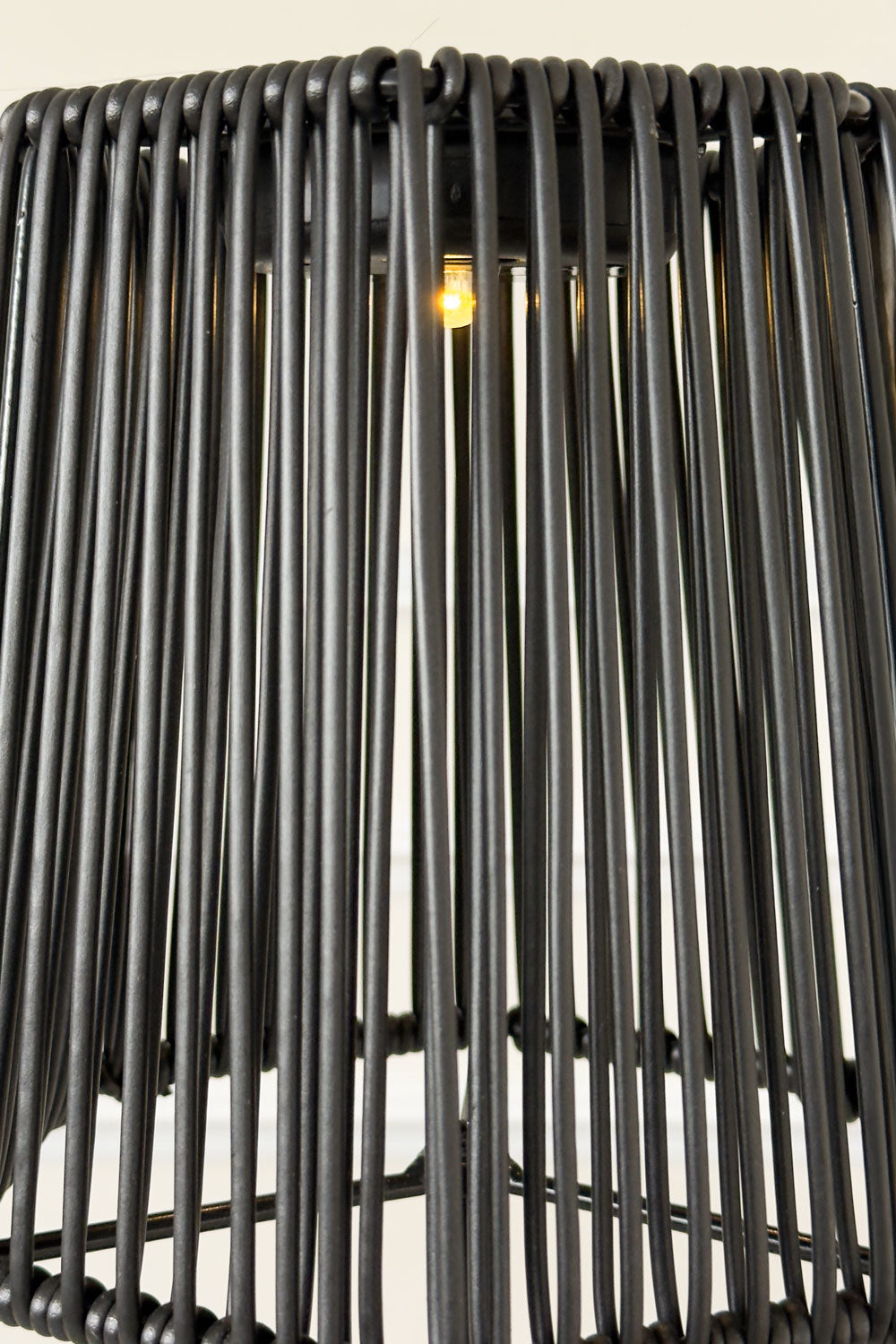 Detalle Luz Lámpara Solar De Mesa En Acabado Negro Cristina Oria 