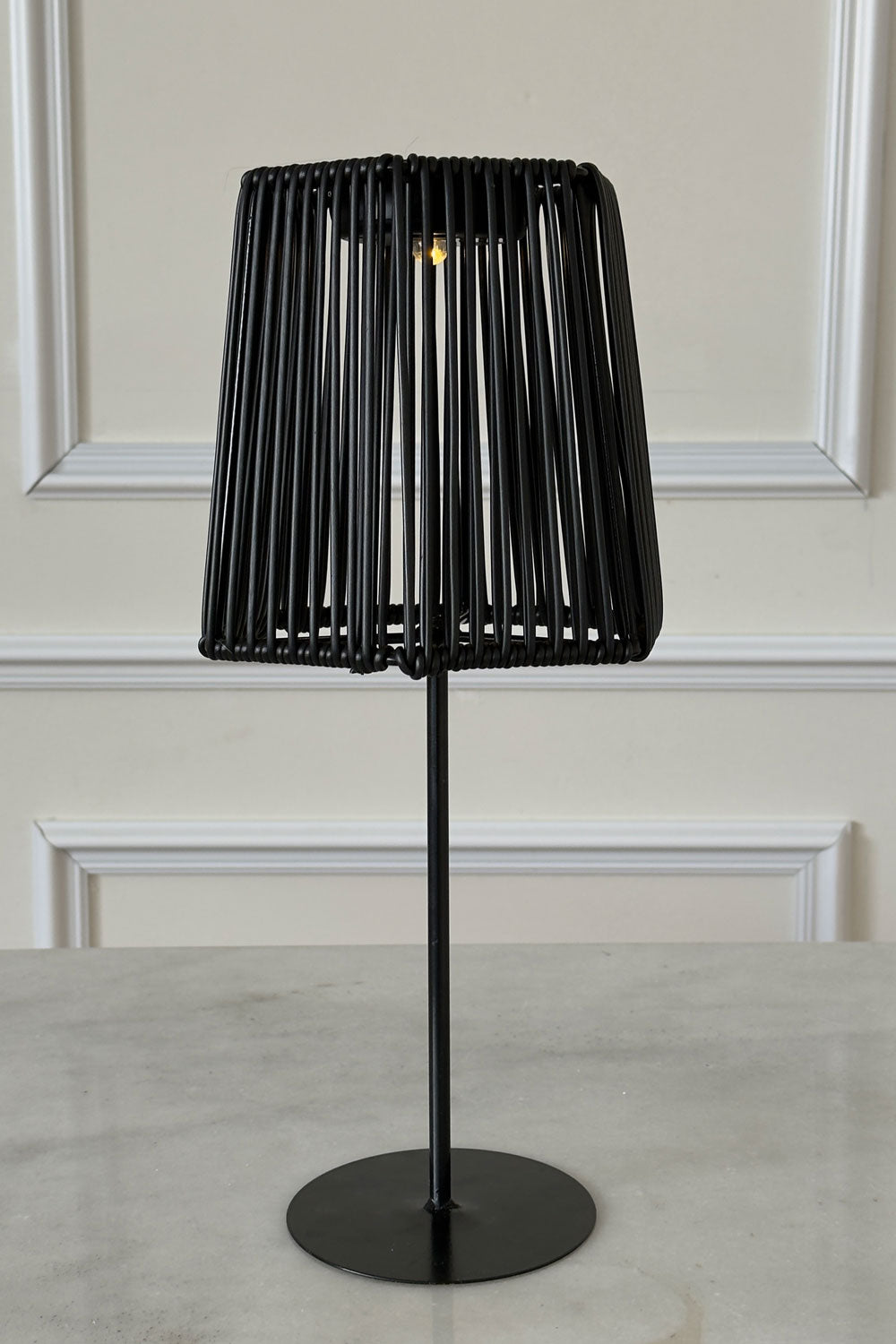 Lámpara Solar De Mesa En Acabado Negro Cristina Oria 