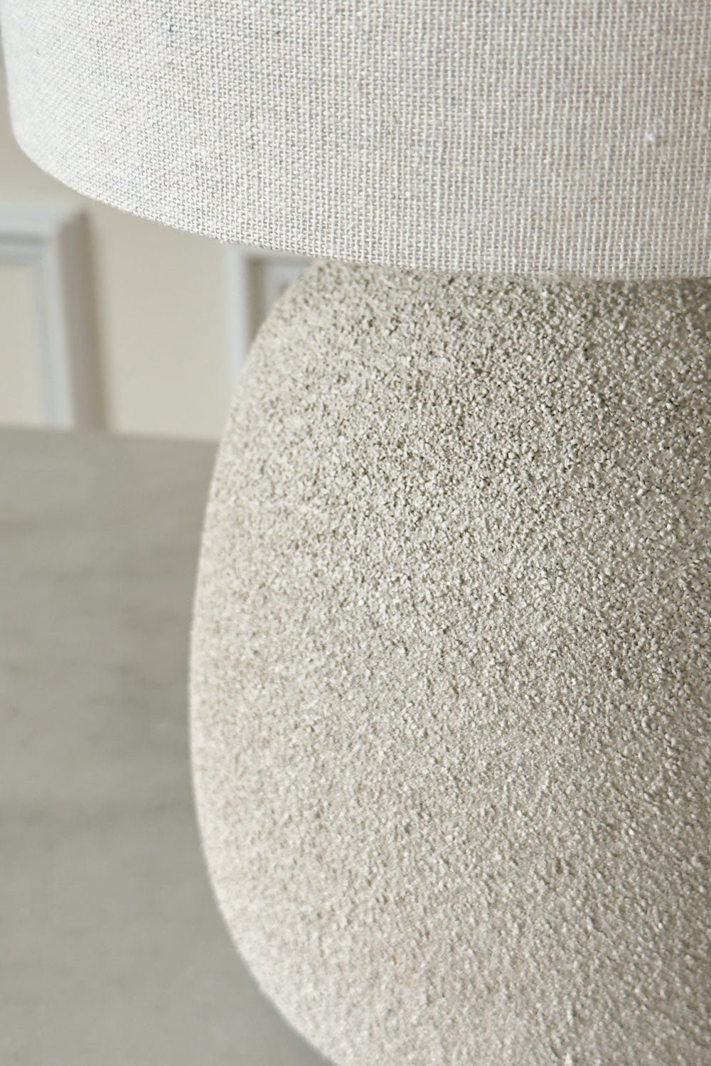 Detalle Lámpara De Mesa De Cerámica Con Pantalla De Lino Cristina Oria 