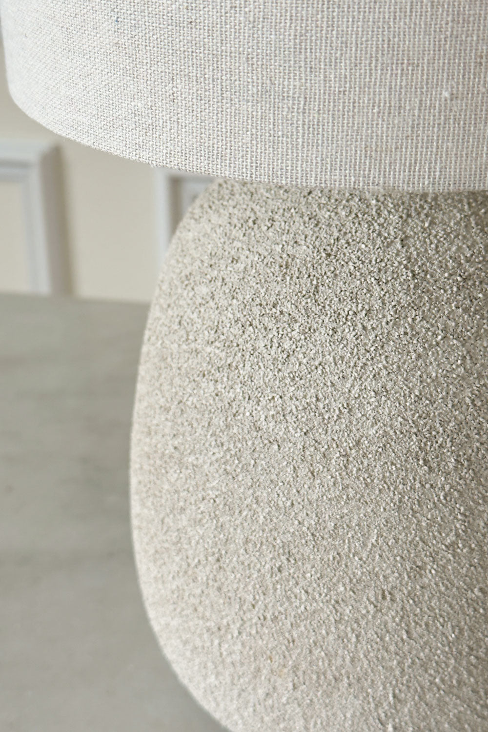 Detalle Lámpara De Mesa De Cerámica Con Pantalla De Lino Cristina Oria 