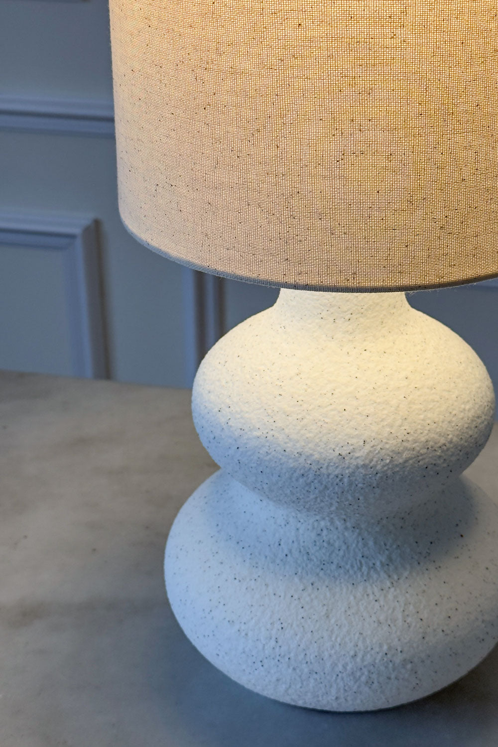 Detalle Textura Lámpara De Mesa De Cerámica Crema Con Pantalla De Lino Cristina Oria