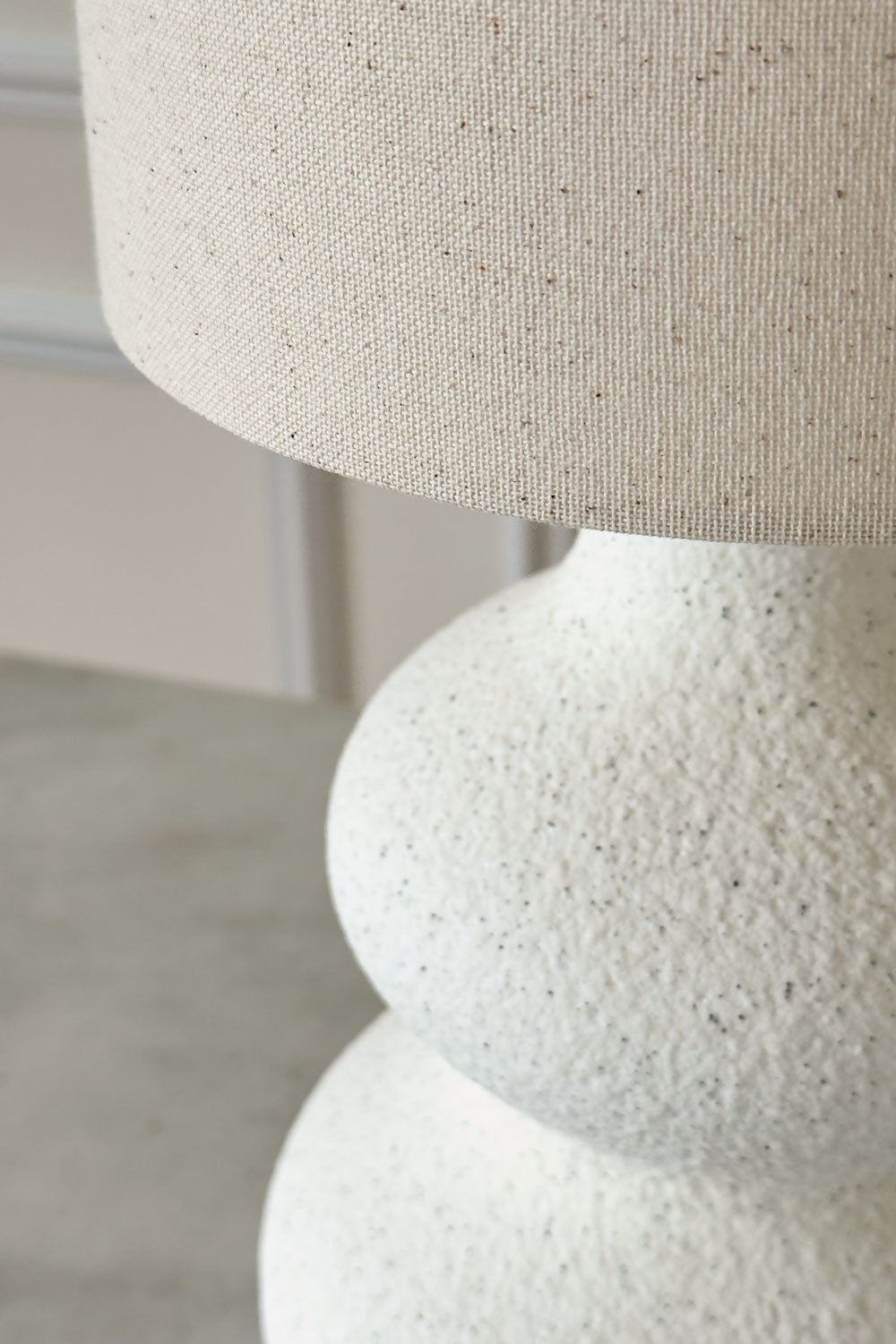 Detalle Lámpara De Mesa De Cerámica Crema Con Pantalla De Lino Cristina Oria